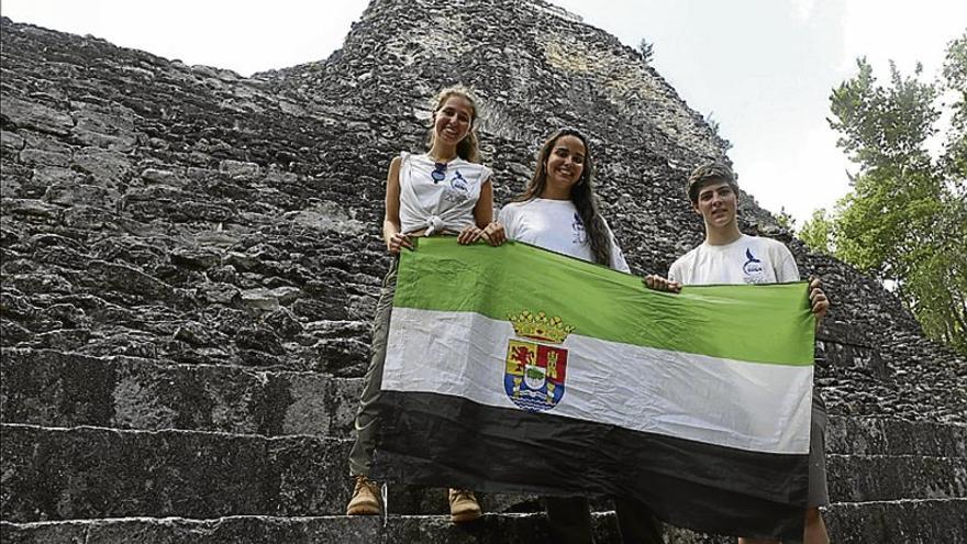 Tres estudiantes recorren la selva de Yucatán