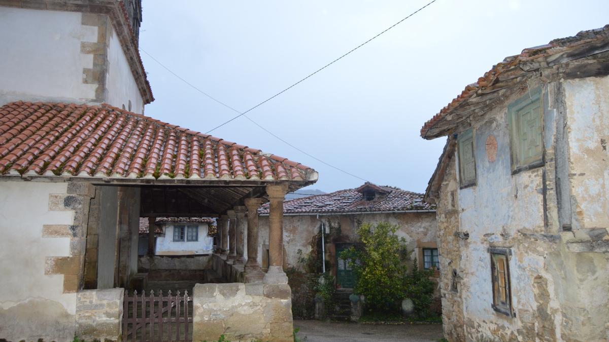La "casa del reloj" y la iglesia con el oratorio de San Saturnino.
