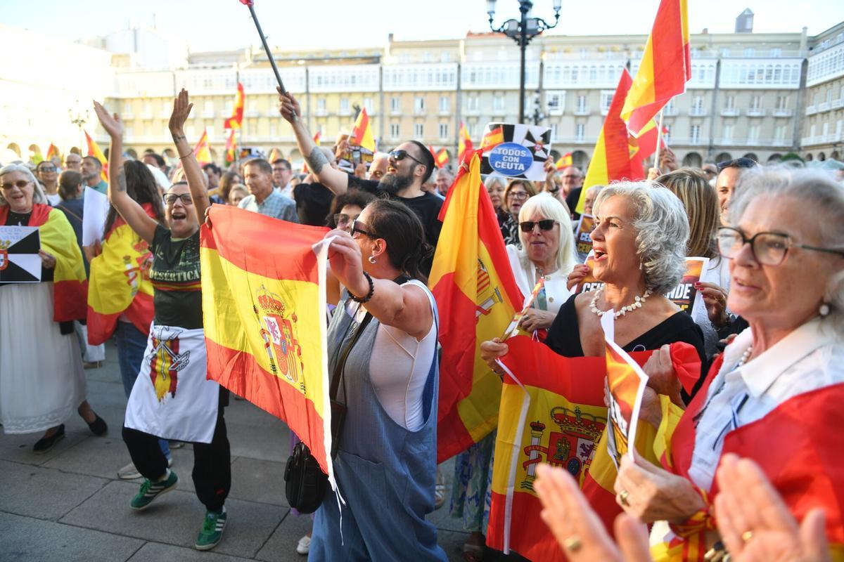 Entre los gritos más repetidos en la tarde de este miércoles estuvieron «Ceuta no se vende, Ceuta se defiende», «Ceuta aguanta, España se levanta» e «Invasores, expulsión».