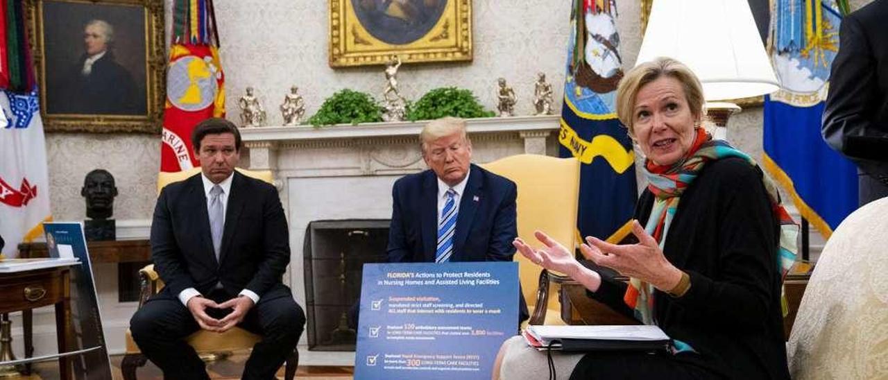 Donald J. Trump, con el gobernador de Florida, Ron DeSantis, y la coordinadora de la Casa Blanca para el coronavirus, Deborah Birx, en el despacho oval. // Efe