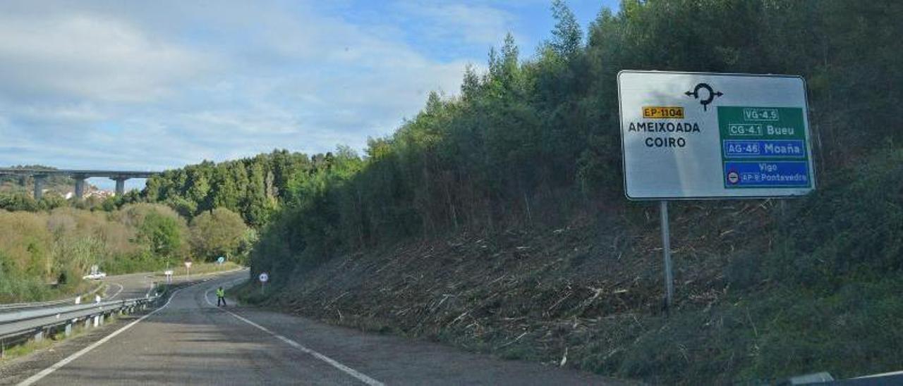 Limpieza, ayer, de las márgenes en Abelendo.   | G. NÚÑEZ