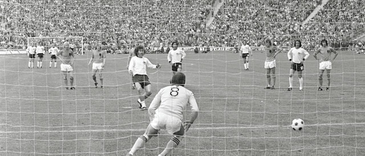 Breitner lanza el penalti en la final del Mundial de 1974.