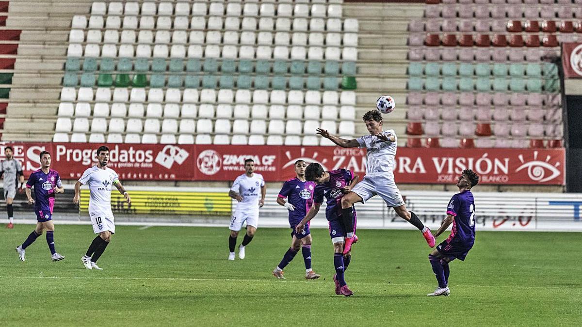 Imagen de un amistoso del Zamora CF con la grada de preferencia vacía. | N. R.