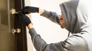 Consejos de la Policía Nacional para evitar robos en casa durante las vacaciones, que se disparan en verano
