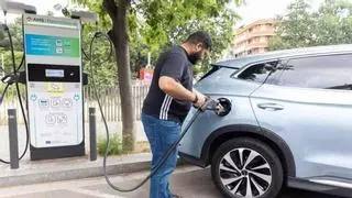 Es oficial: el Gobierno tiene una nueva ayuda de hasta 5.500 euros para quienes compren un coche eléctrico