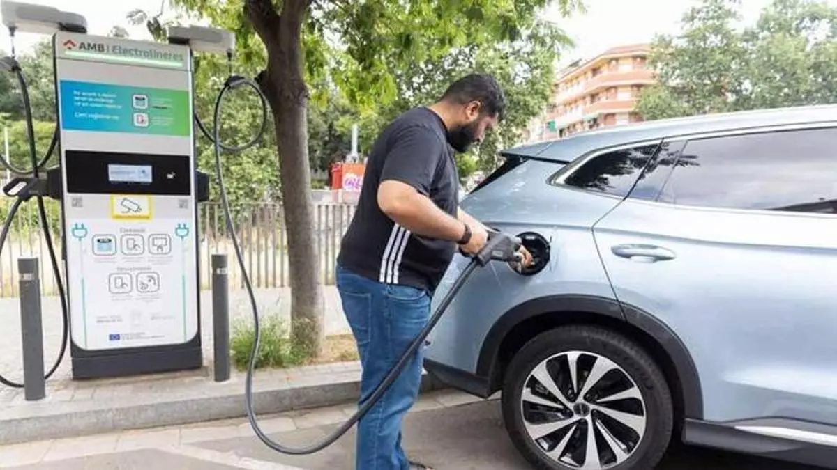 Empieza el plazo para solicitar las ayudas de hasta 4.500 euros para comprar un coche eléctrico: requisitos y cómo solicitar el plan Auto+