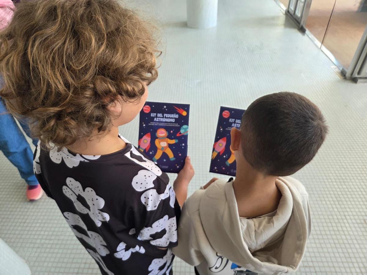 Niños con un kit de información astronómica.
