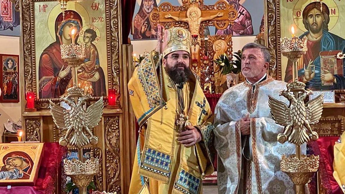 El bisbe Timotei i Costinel Purcarea, rector de Santa Teodora de Sihla, durant l’ofici litúrgic | DIÒCESI ORTODOXA ROMANESA