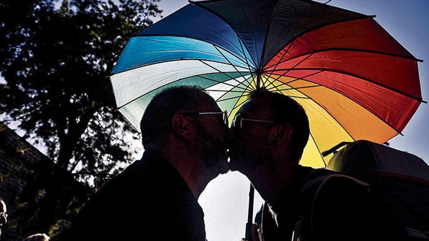 Symbolischer Kuss zweier Demonstrationsteilnehmer beim &quot;Orgullo Gay&quot; vergangene Woche in Palma.