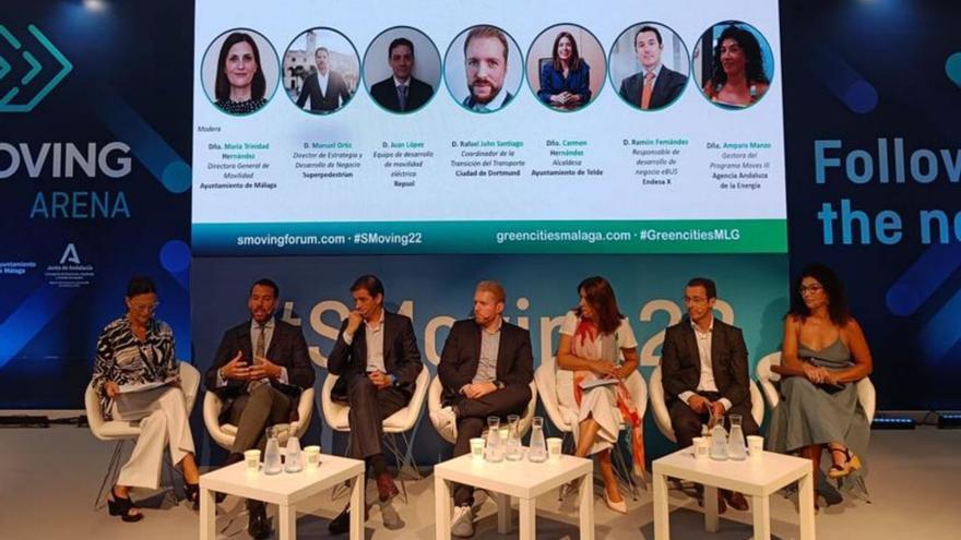 Carmen Hernández, tercera por la derecha, junto al resto de participantes en el foro Grenncities and Somoving de Málaga. | | LP/DLP