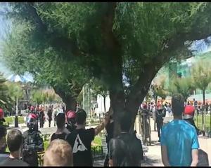 Grupos de antifascistas y radicales increpan a dirigentes de Vox durante un paseo por las calles del centro de San Sebastián