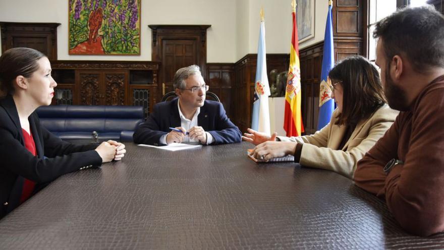 Luis Menor recibió a la nueva directiva de AJE, ayer.   | // FDV