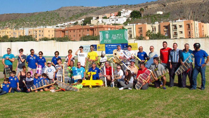 Los participantesen el 15º Internacional V&amp;V Gran Canaria con sus modelos en la pista circular que se encuentra en el Polígono de Jinámar.