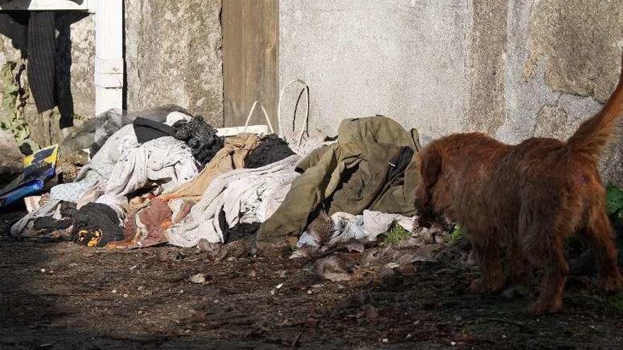 Restos de material afectado por el fuego en la casa de Sabucedo. // Bernabé / Cris M.V.