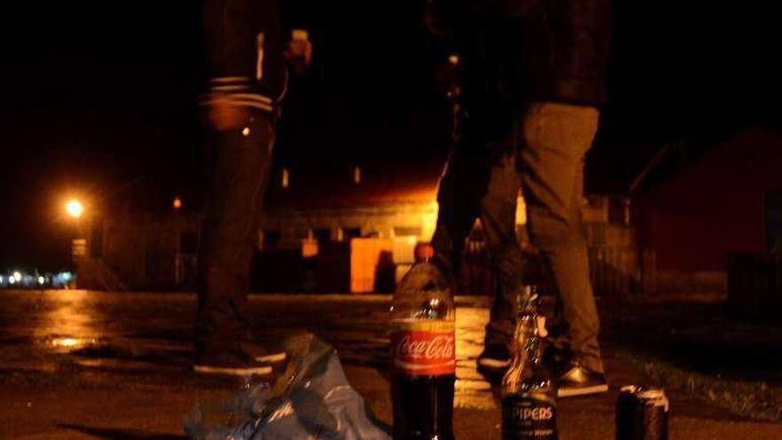 Jóvenes practicando botellón, en una imagen de archivo. // G.Núñez