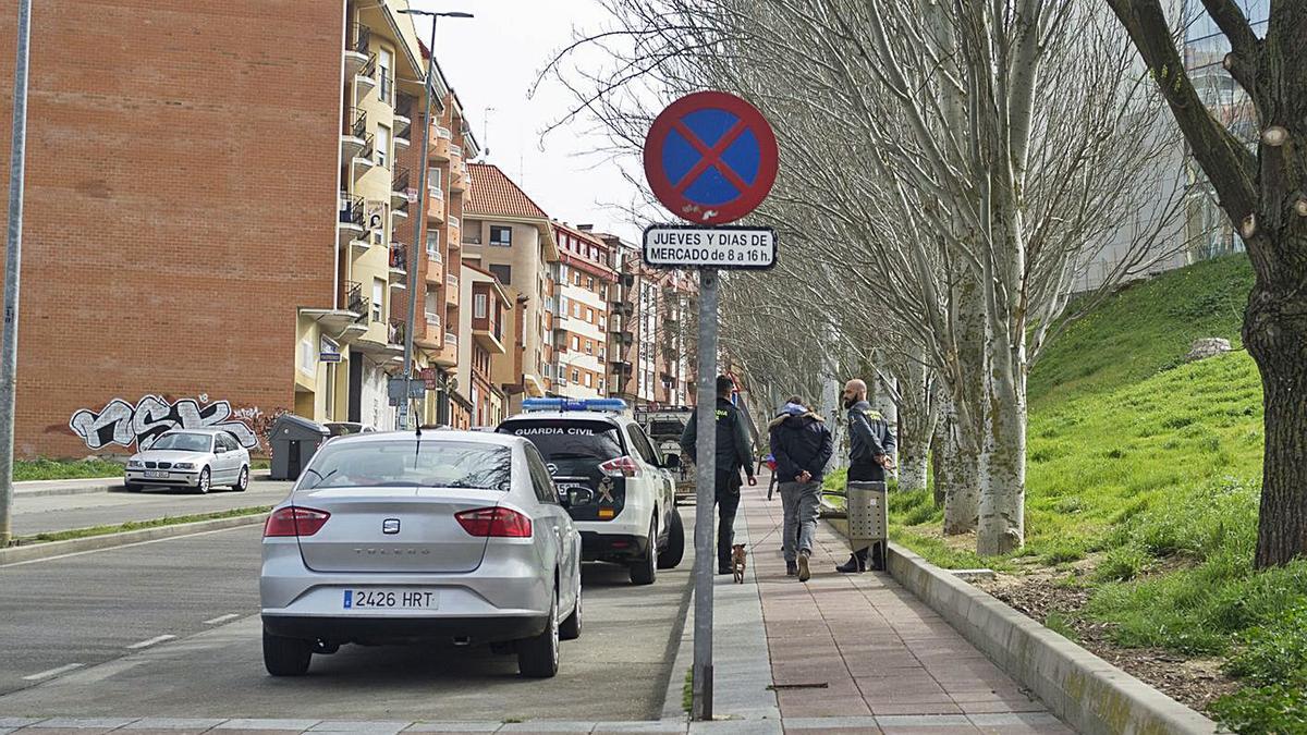 Agentes de la Guardia Civil en un control de calle durante la pandemia.| J. A. G.