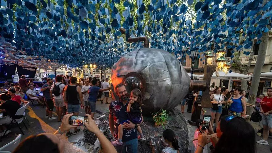Así es el homenaje a Antònia Font, la calle ganadora de las fiestas de Gràcia, tras la muerte de Joan Roca