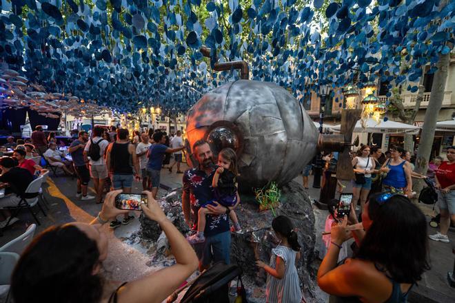 Así es el homenaje a Antònia Font, la calle ganadora de las fiestas de Gràcia, tras la muerte de Joan Roca