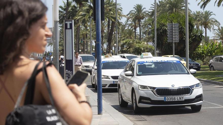 Habrá huelga de taxis en Alicante: el sector se planta ante Uber y Cabify