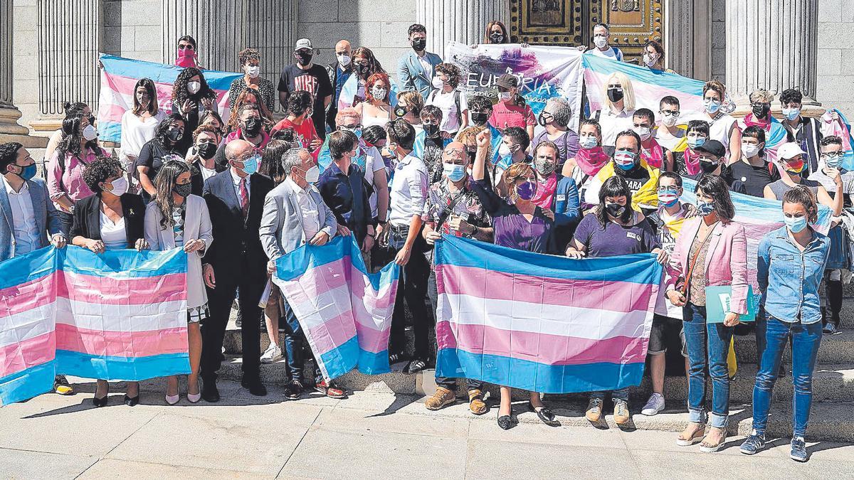 Activistas trans protestan a favor de la ley trans a las puertas del Congreso de los Diputados, el pasado 19 de mayo de 2021.