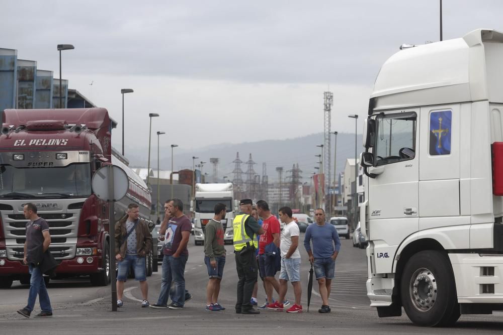 Manifestación de los trabajadores de la compañía Astur-Leonesa ante la entrada del puerto de Avilés