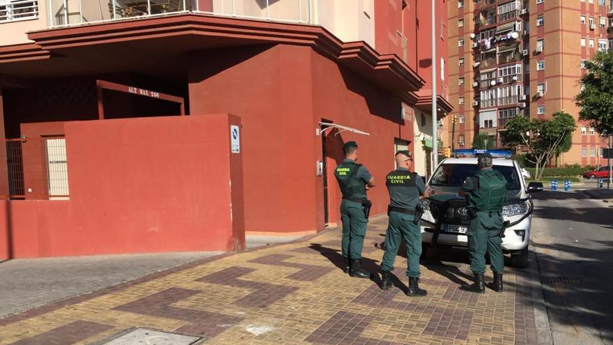 Agentes de la Guardia Civil en la calle Mahler, en el Camino de San Rafael.