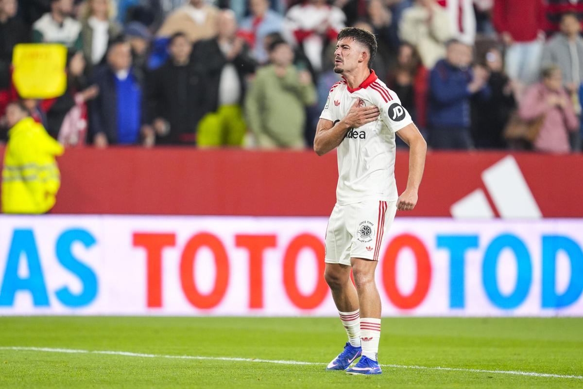 Kike Salas, durante el partido de LaLiga que Sevilla FC y Atlético de Madrid disputan este sábado en estadio Ramón Sánchez-Pizjuán
