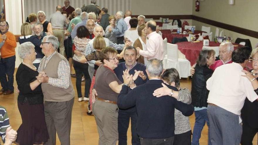 Participantes en un baile de mayores, este otoño, en el Don Hotel de Cangas. // Santos Álvarez