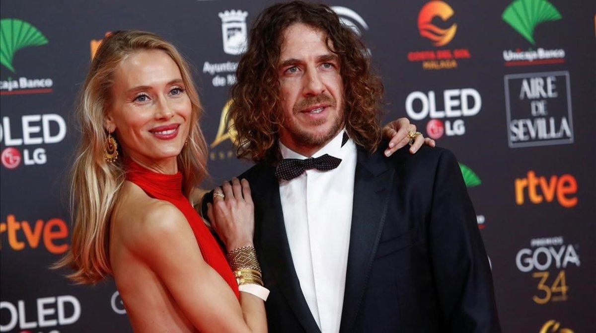 undefined51950196 carles puyol with his partner vanesa lorenzo pose on the red200125213033