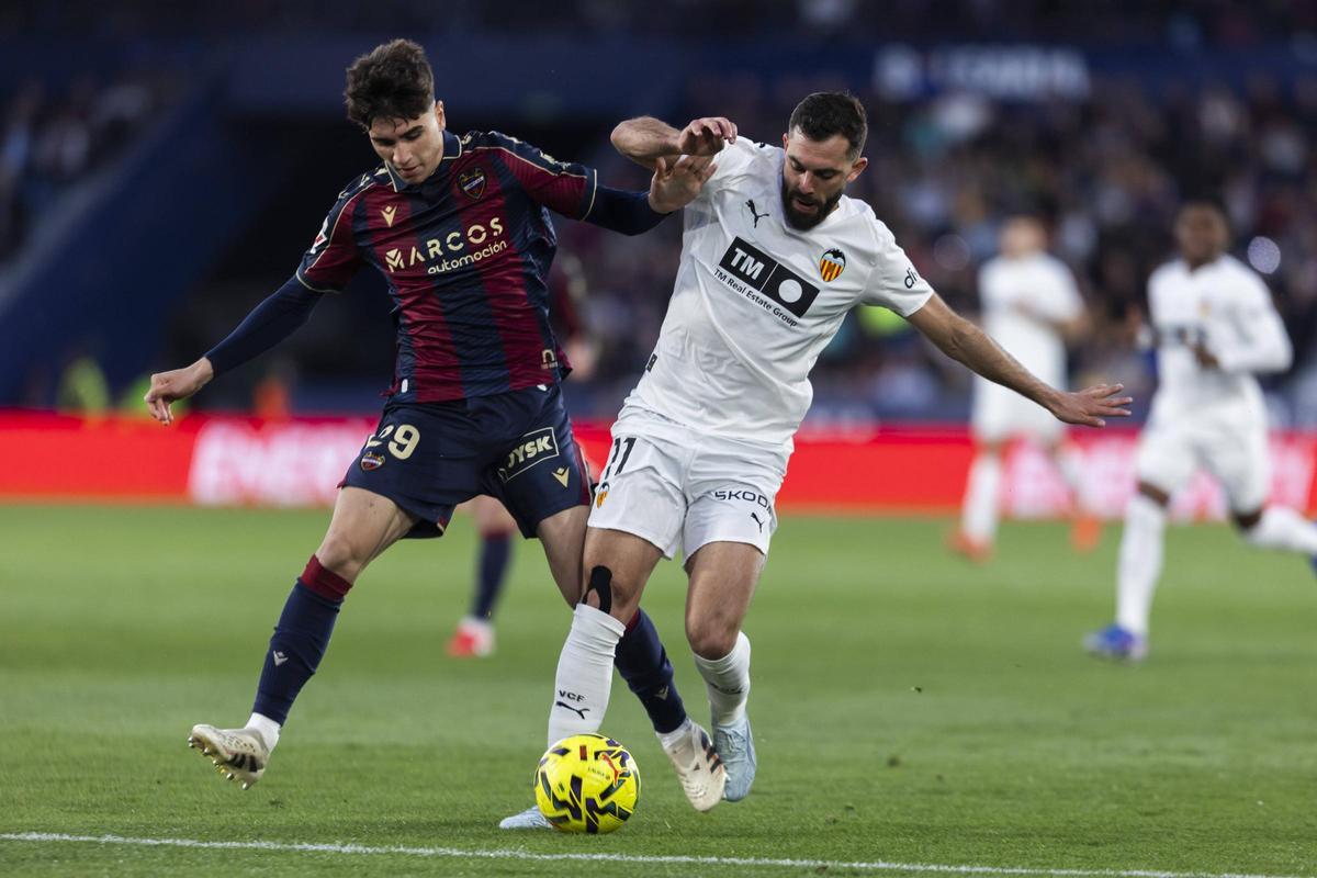 Nacho Pérez disputa un balón con Rioja.