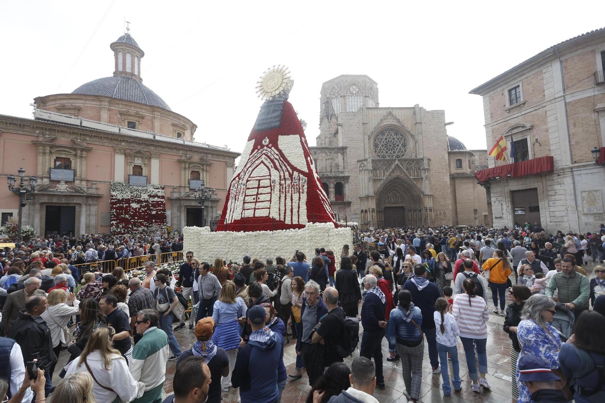Cientos de personas acuden a ver el manto de la Virgen