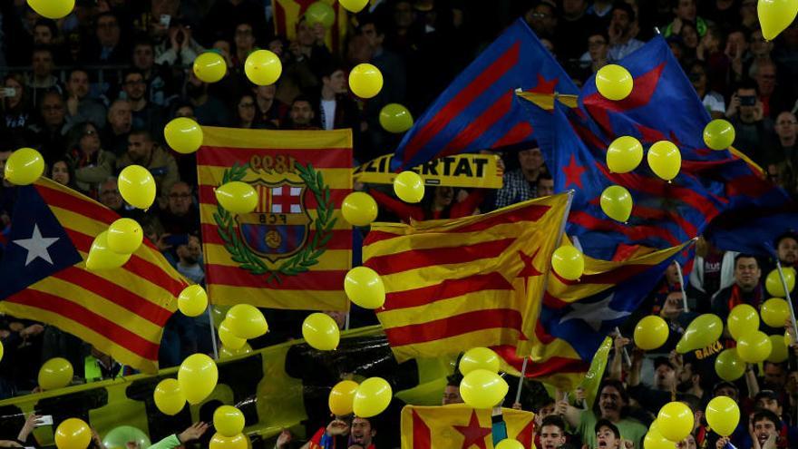 Globus grocs al Camp Nou.