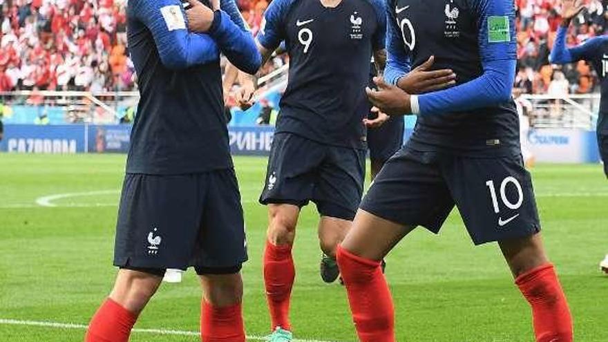 Mbappé, a la derecha, celebra su gol junto a Griezmann.