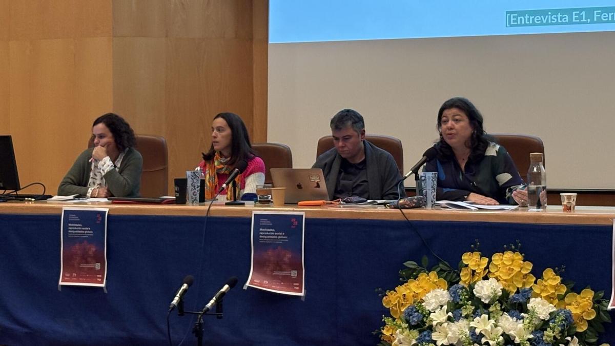 Investigadoras feministas alertan en A Coruña de la desprotección de las cuidadoras migrantes y las desigualdades globales: "Coidar non é indigno. É inxusto facelo sen dereitos"