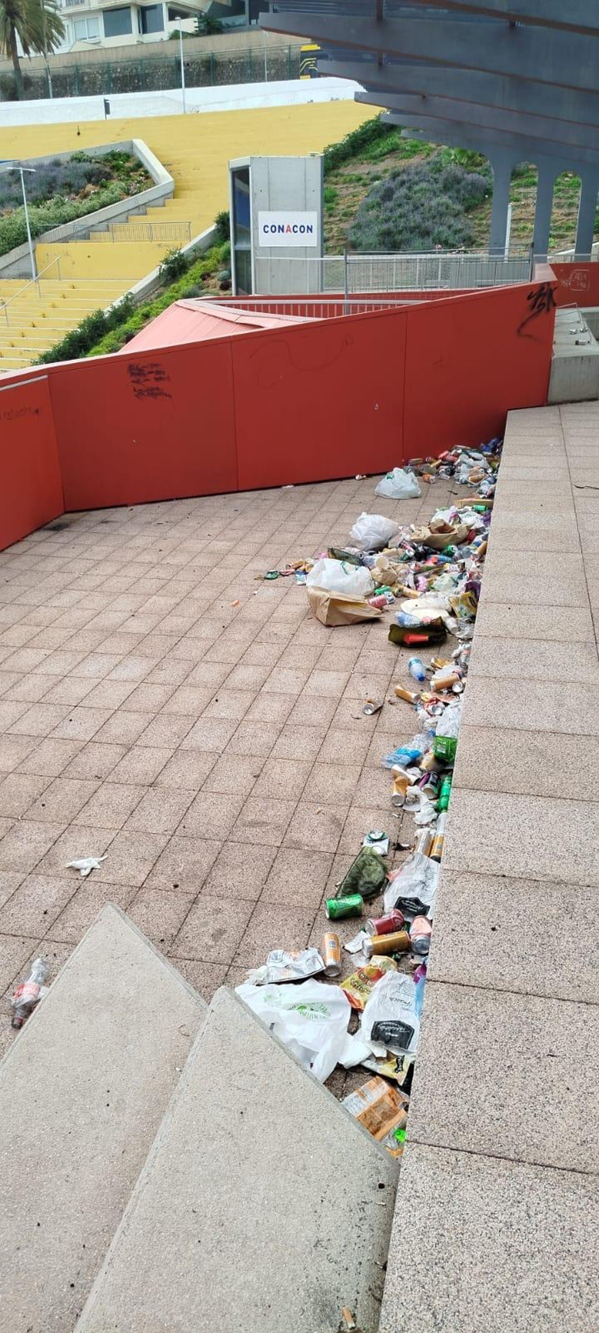 Basura en la grada tribuna del Parque del Estadio Insular.