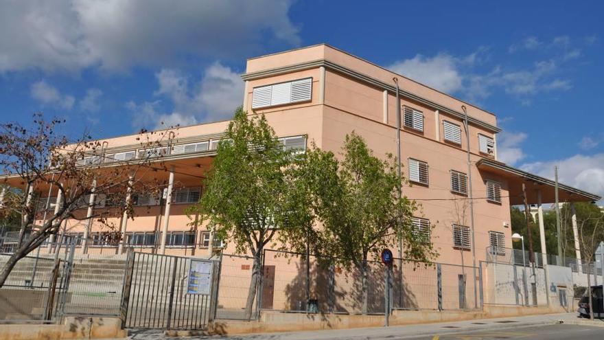 El CEIP de Bendinat está situado en la calle Arquitecte Francesc Cases.