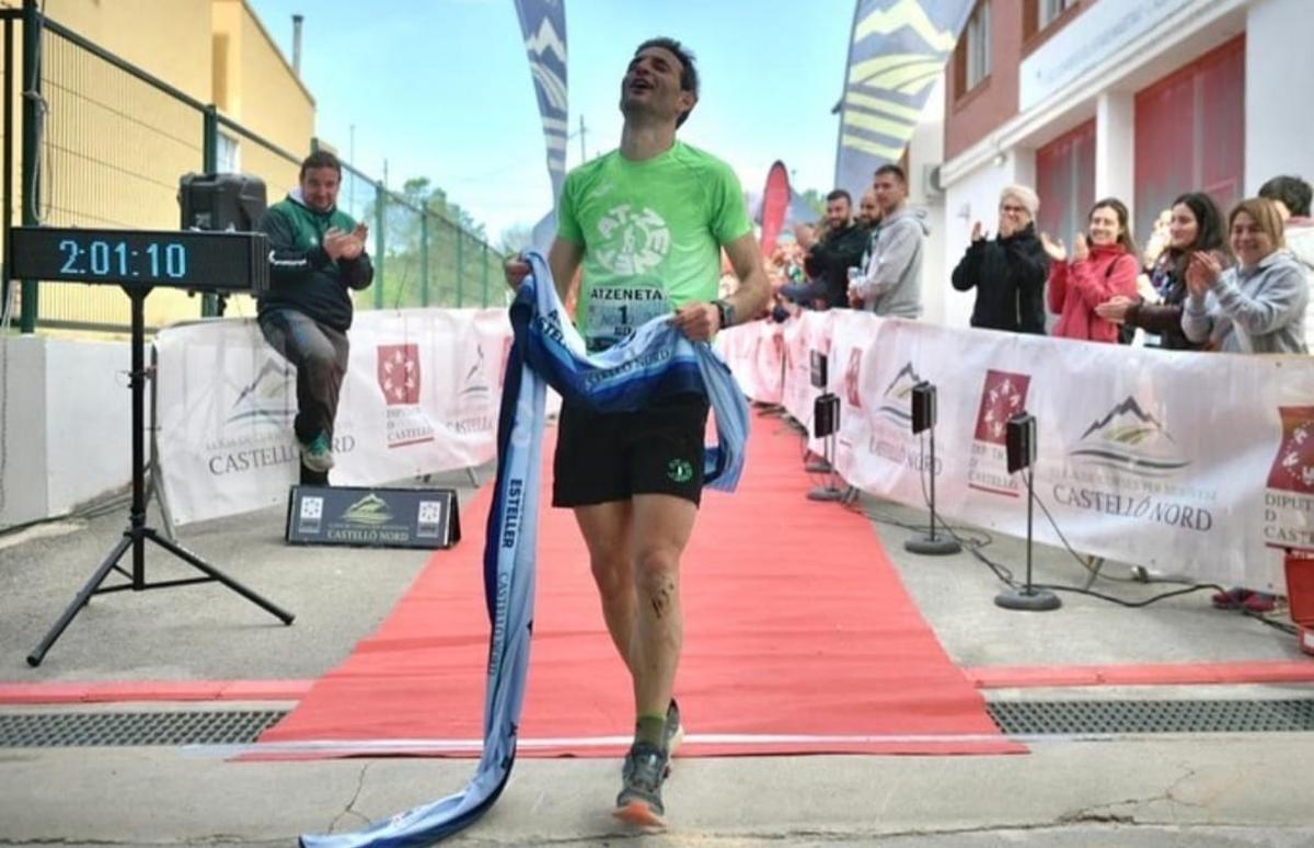 El ganador de la prueba masculina, Álex, al llegar a la meta.