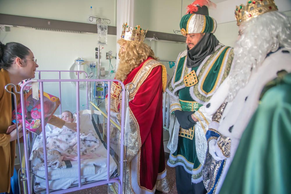 Visita de los Reyes Magos al Hospital Vega Baja