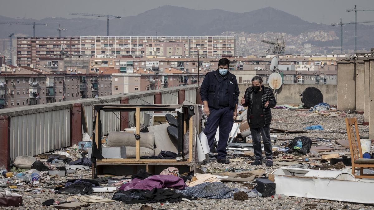 Los tejados del edificio Venus en el barrio de La Mina, en estado deplorable.