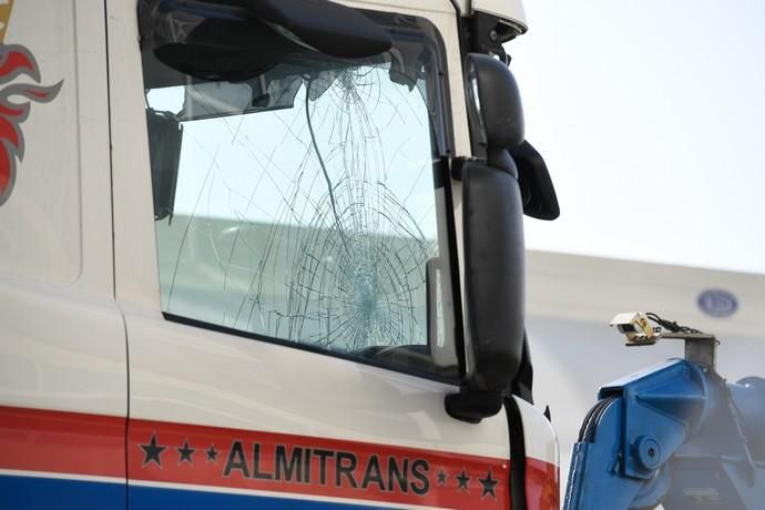 22-04-19 SUCESOS. AVENIDA MARITIMA. LAS PALMAS DE GRAN CANARIA. Accidente a primera hora de la mañana. Fotos: Juan Castro.  | 22/04/2019 | Fotógrafo: Juan Carlos Castro