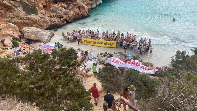 Cerca de 300 residentes «ocuparon» el Caló des Moro para protestar contra la masificación que sufre Baleares.