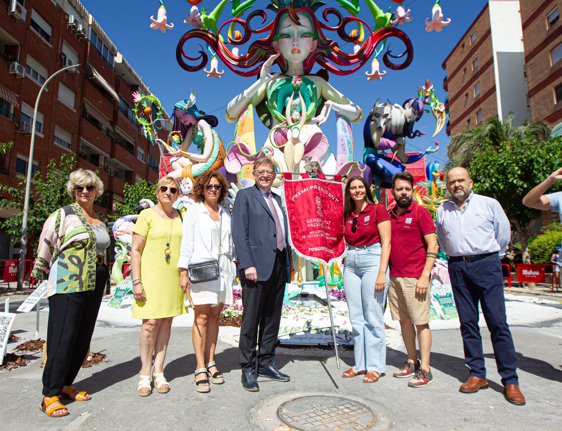 Ximo Puig visita la hoguera de Florida Portazgo