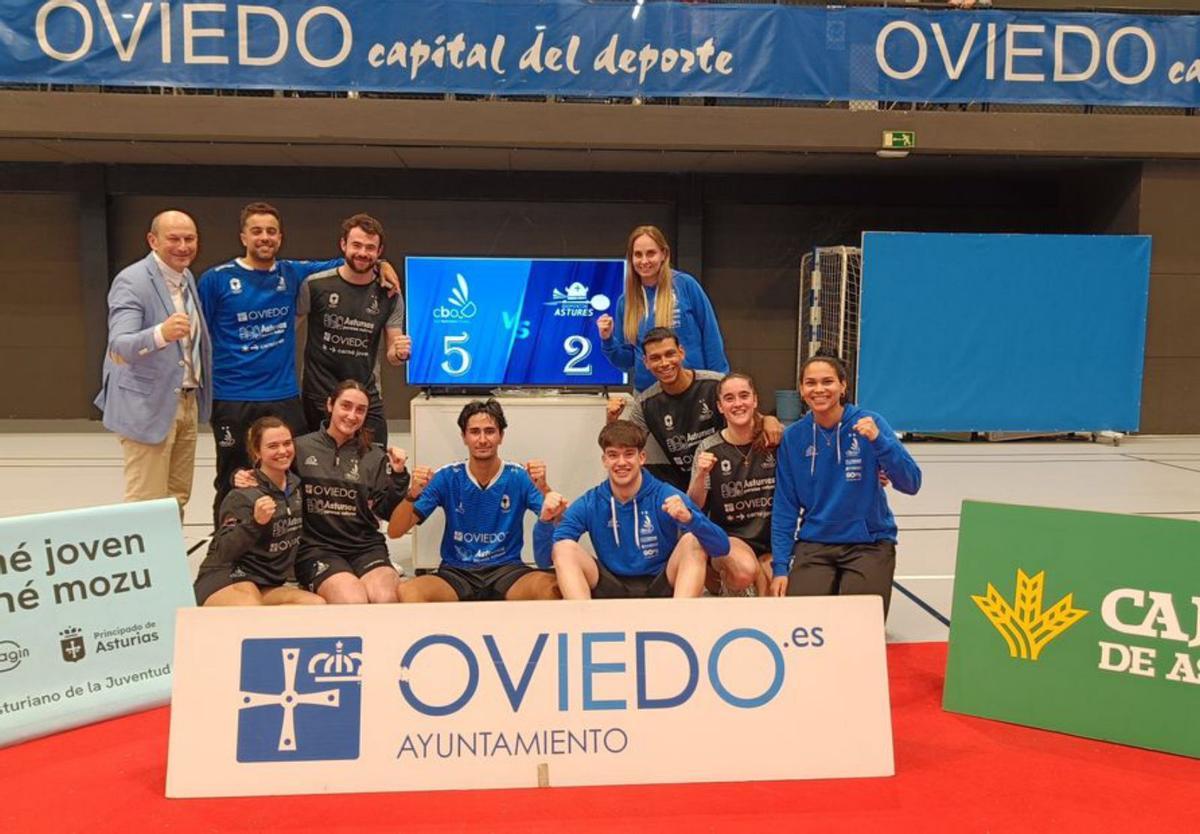 El equipo ganador del Bádminton Oviedo. | CBO