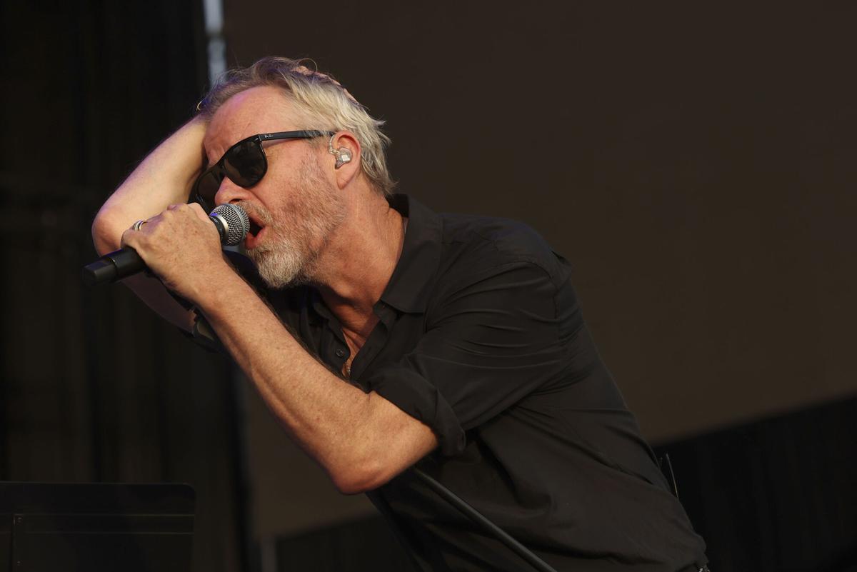 GRAF5056. MADRID, 11/07/2026.- El cantante estadounidense Matt Berninger durante su concierto en el Mad Cool Festival, este sábado en el recinto Iberdrola Music de Madrid. EFE/ Kiko Huesca