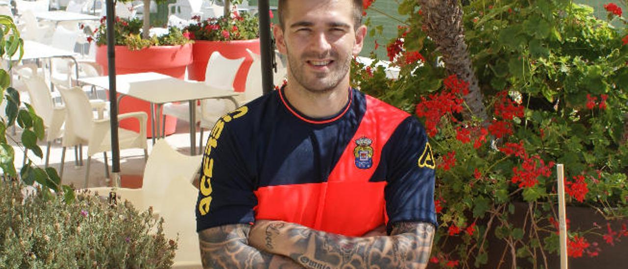 Marko Livaja, ayer, tras la entrevista, posa en los jardines del Pinatar Arena de Murcia.