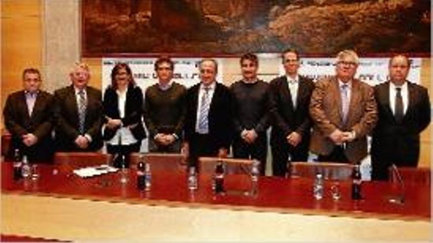 Foto de família dels assistents a la presentació del MIC-Costa Brava celebrada ahir al saló de sessions de la Diputació de Girona.