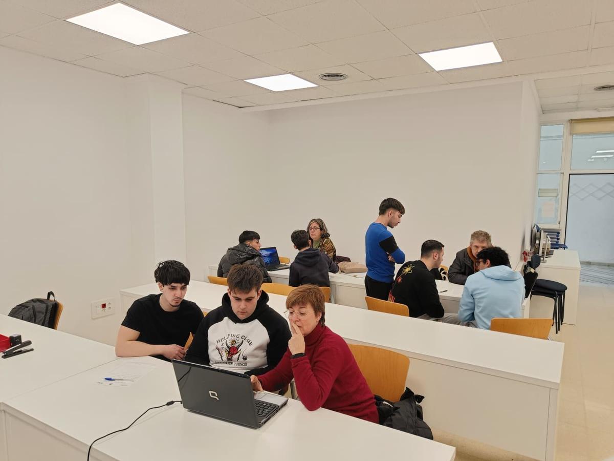 Alumnos del IES Ramón Esteve de Catadau durante las atenciones realizadas en la Mancomunitat del Marquesat.