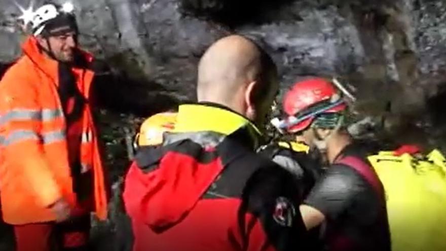 Rescatado con éxito el espeleólogo que se encontraba herido en una cueva en Arredondo en Cantabria