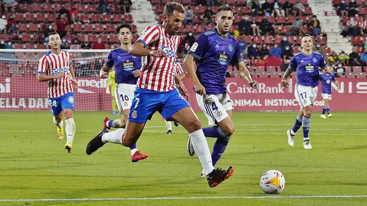 Stuani s’avança a Kiko
Olivas durant una acció
del partit.  marc martí | MARC MARTÍ