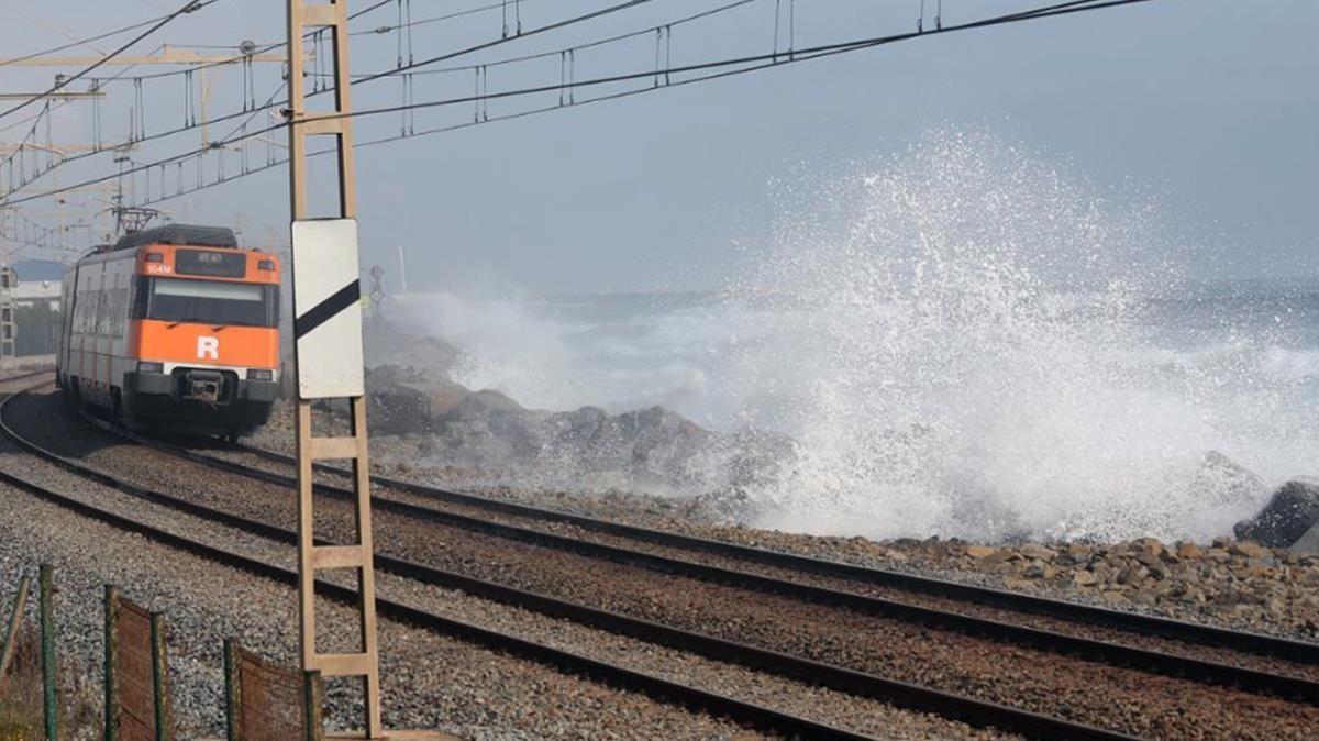 Les onades envaeixen la via del tren a l’altura de Mataró.